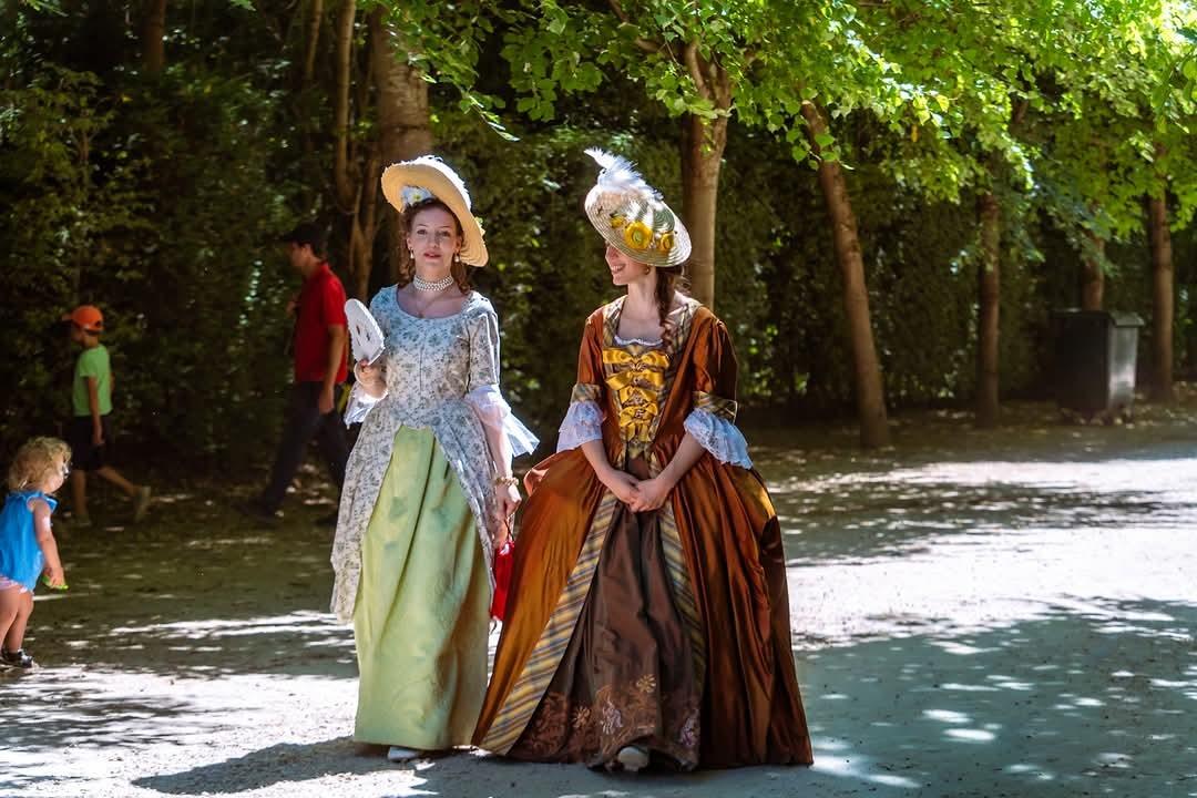 Carmen et Tess en costume historique lors d'une déambulation à Versailles