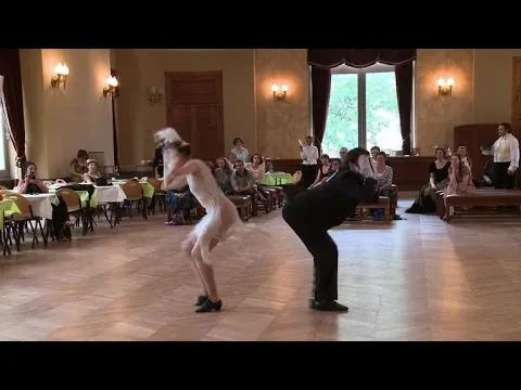 Deux danseurs en costume sur la piste du premier championnat