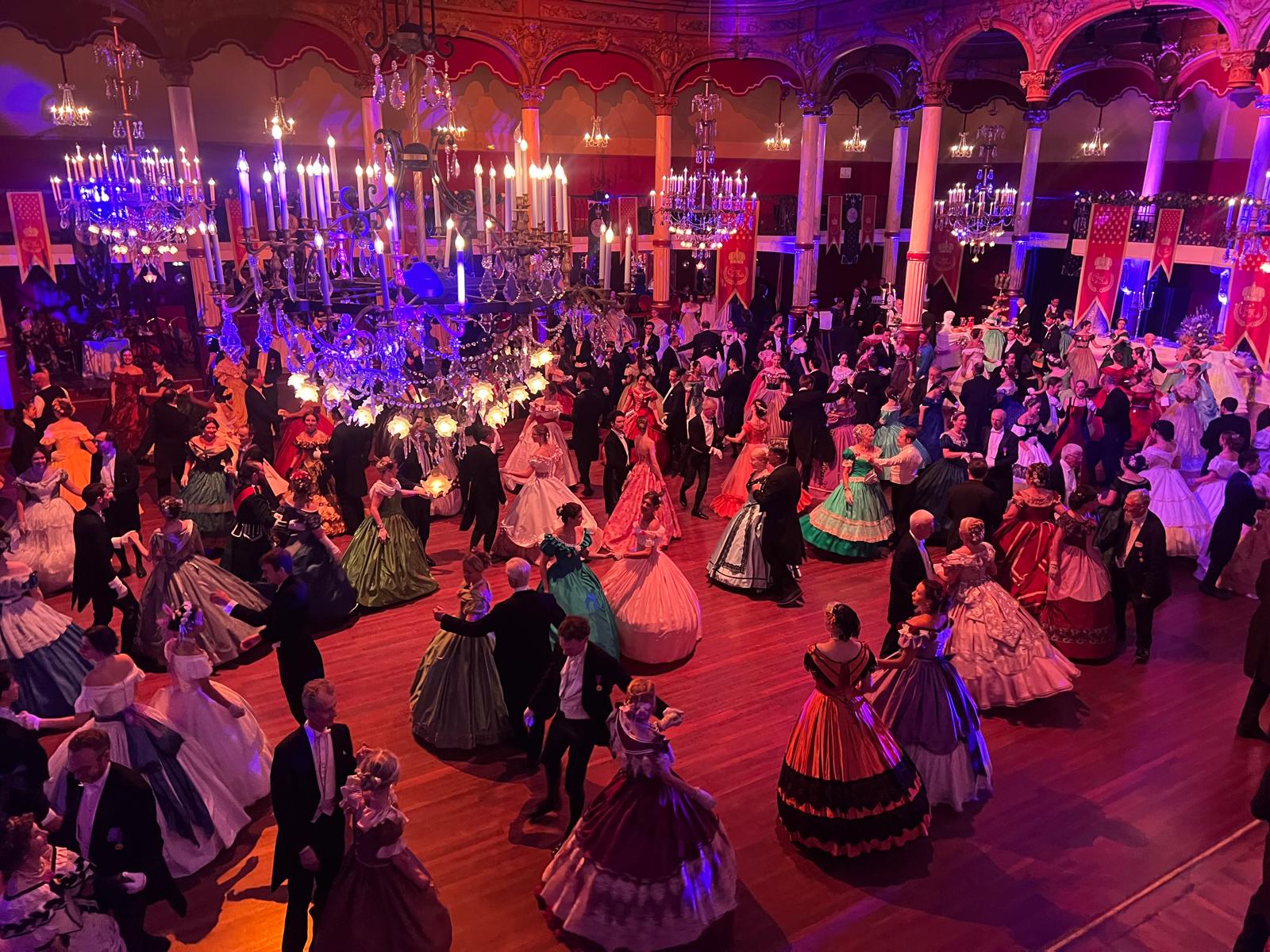 Les couples en costumes dansent sous les lumières du Grand Bal du Jubilé de l’Impératrice