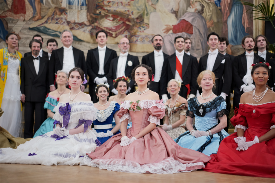 Danseuses en robes à crinoline et danseurs en habits de soirée Second Empire