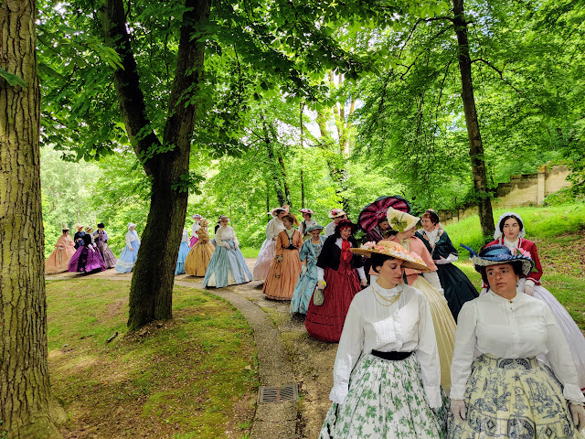 Promenade en costumes dans le parc du château de Pierrefonds