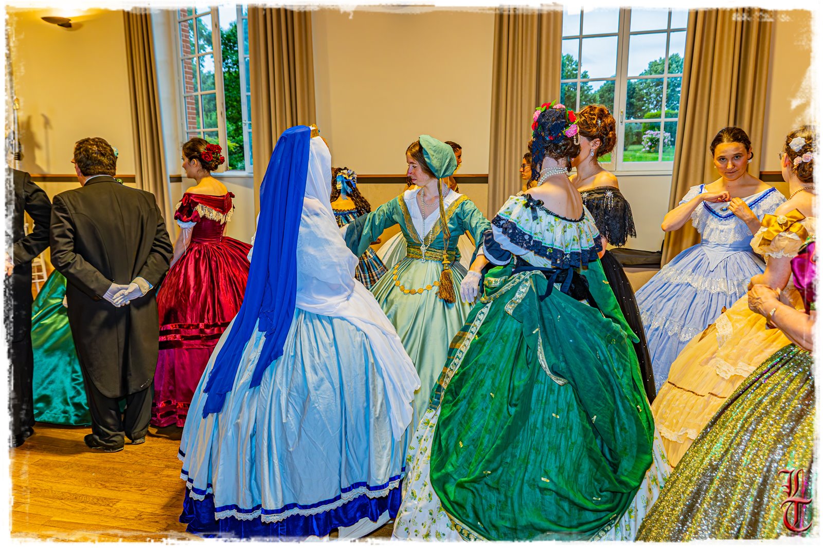 Participants en costumes de fantaisie au Grand Bal des Pyramides