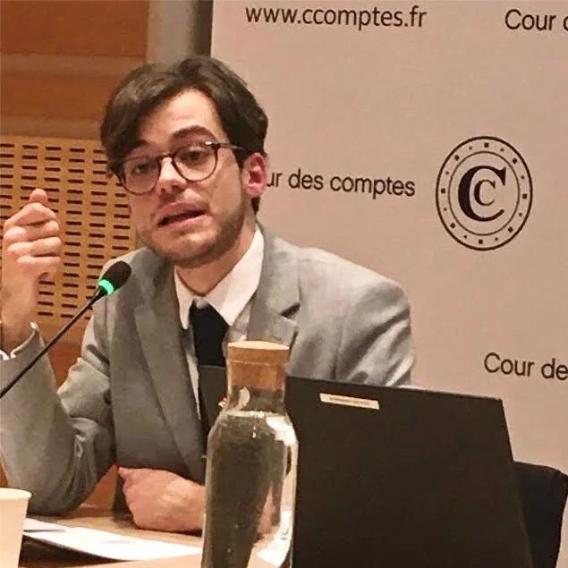 Mattéo Pottier-Bianchi devant un micro lors d’une conférence