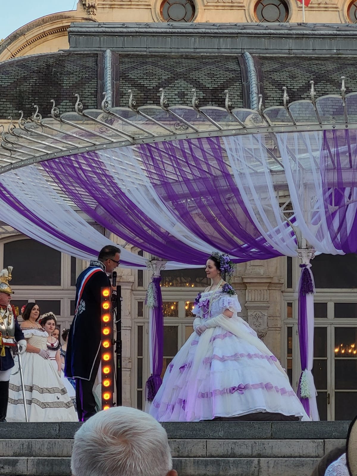 Le maire de Vichy face à l’Impératrice en robe blanche et mauve lors de la remise des clés de la ville