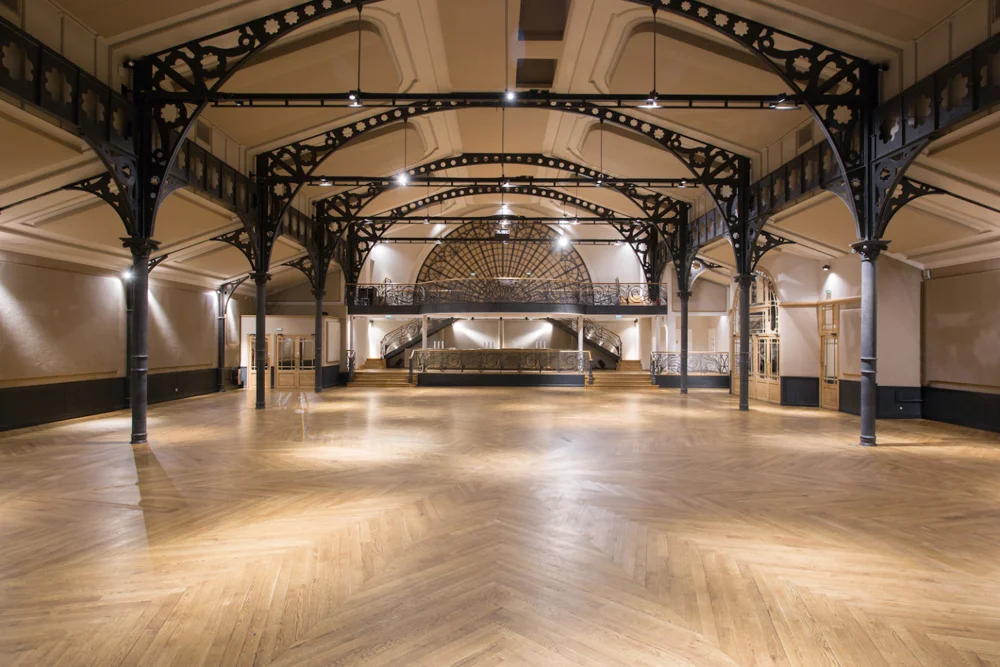 Le parquet et la structure métallique de la salle de l’Élysée-Montmartre