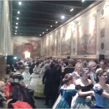 Les participants du Grand Bal des 25 ans réunis dans les salons des Invalides