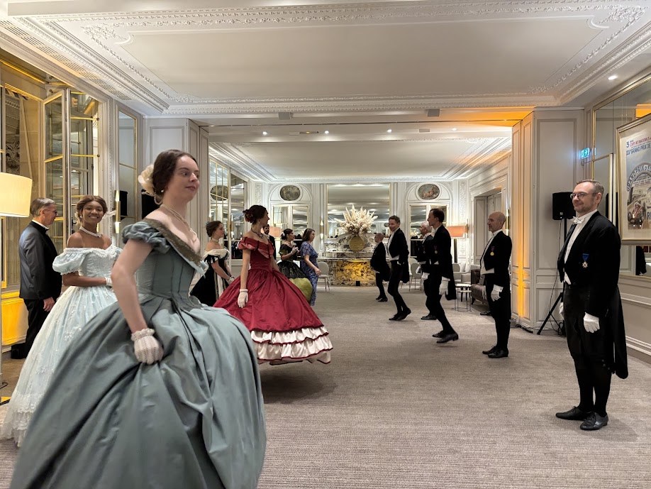Les danseurs de Carnet de Bals en costumes présentent L’Été, deuxième figure du quadrille français, dans les salons de l’Automobile Club de France