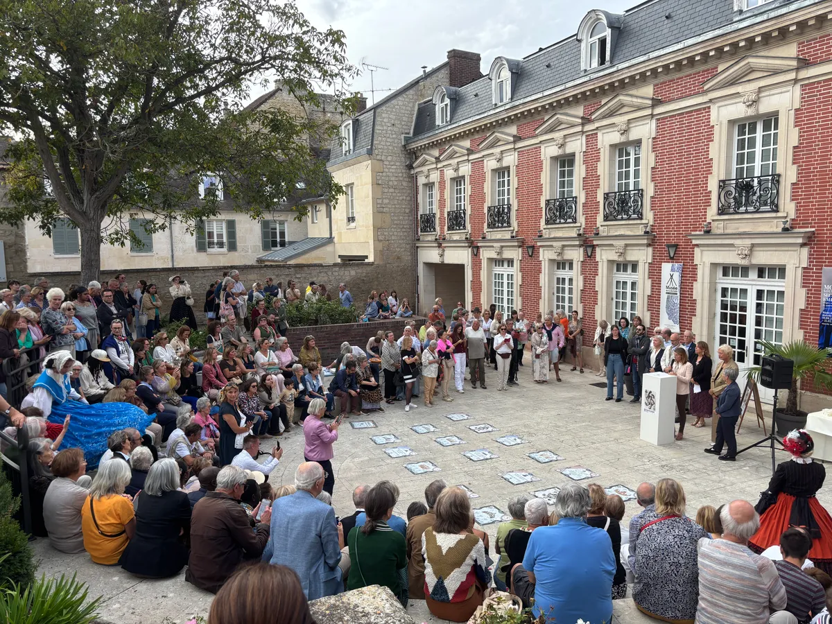 Public et participants en costumes réunis dans la cour du musée autour du discours du maire pour son dixième anniversaire
