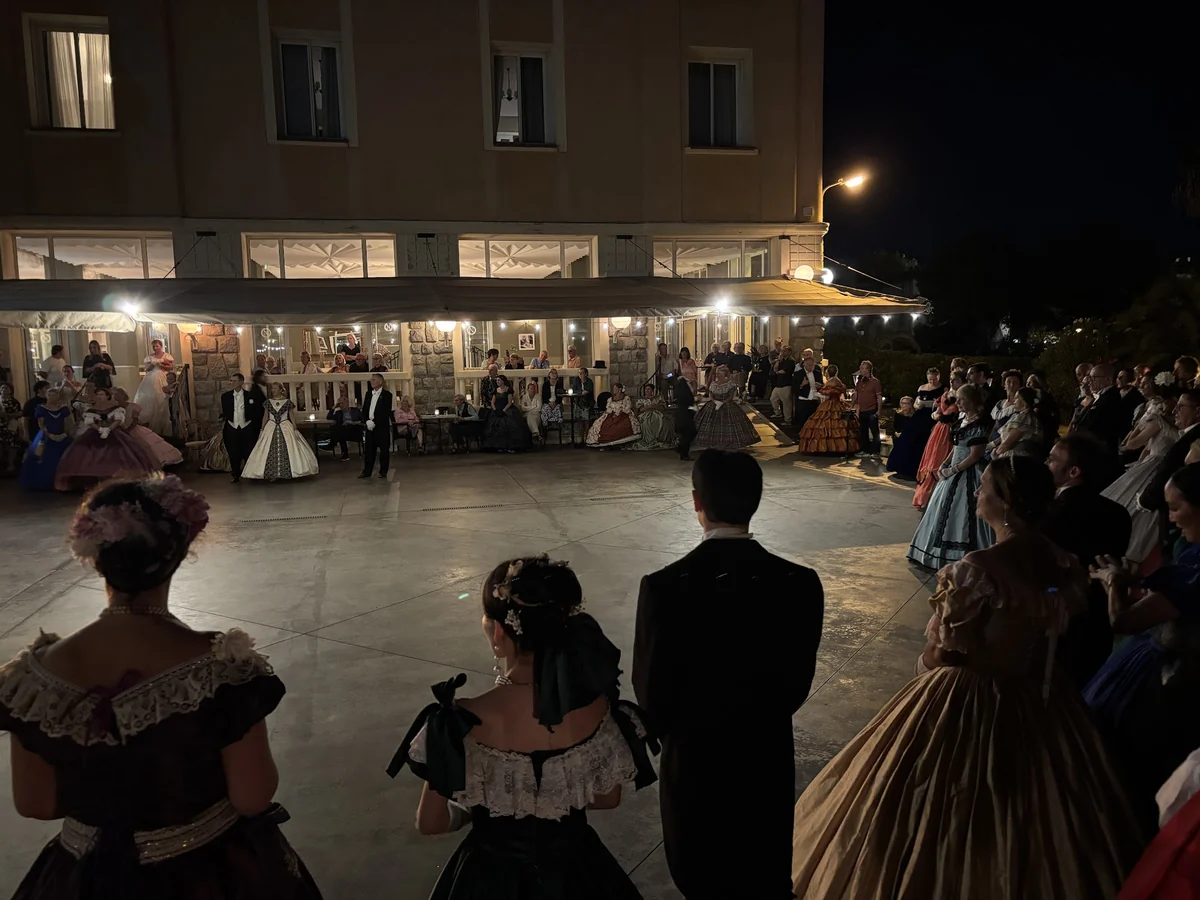 Vue du Grand Bal depuis le bord de la piste, avec les participants en costumes au premier plan