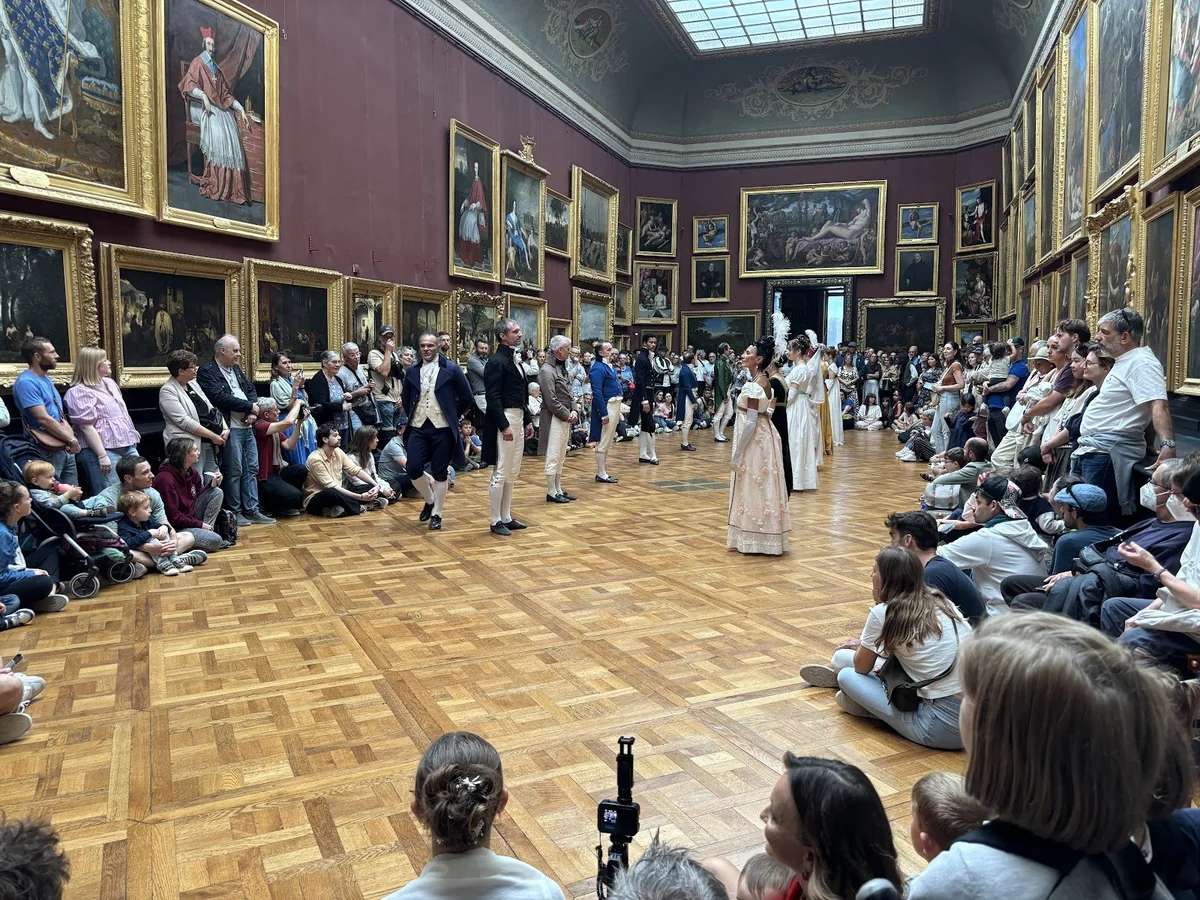 Démonstration de danse Premier Empire devant les visiteurs réunis dans la galerie des portraits du Château de Chantilly