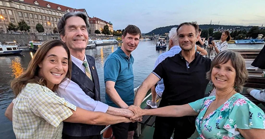 Participants du stage Paris–Prague réunis sur un bateau sur la Moldau à Prague