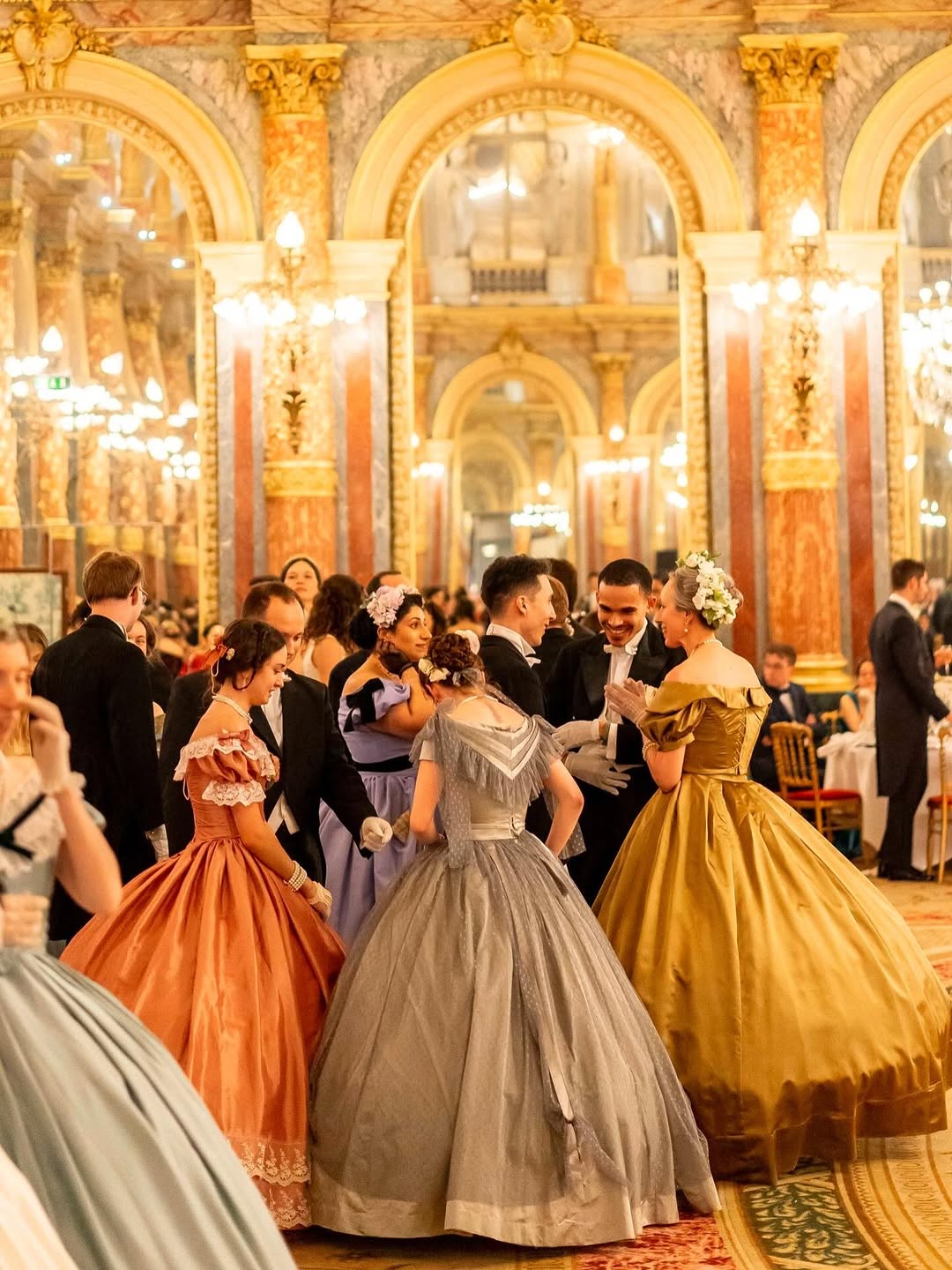 Danseuses et danseurs en costumes historiques lors d'un bal