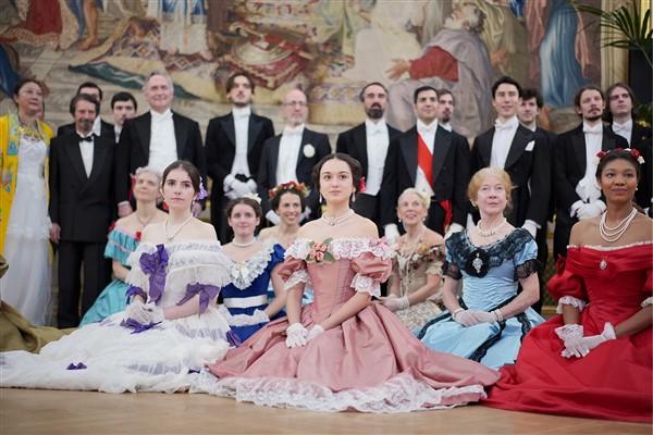 Une démonstration de danse en costumes historiques