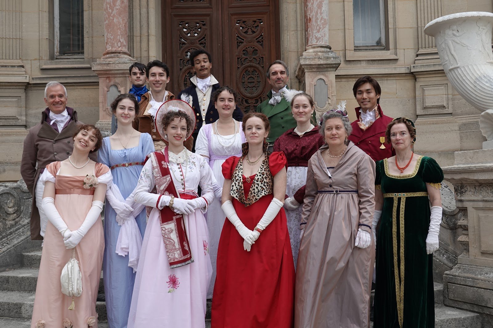 Photo de groupe des participants de Carnet de Bals en costumes Premier Empire au Château de Chantilly