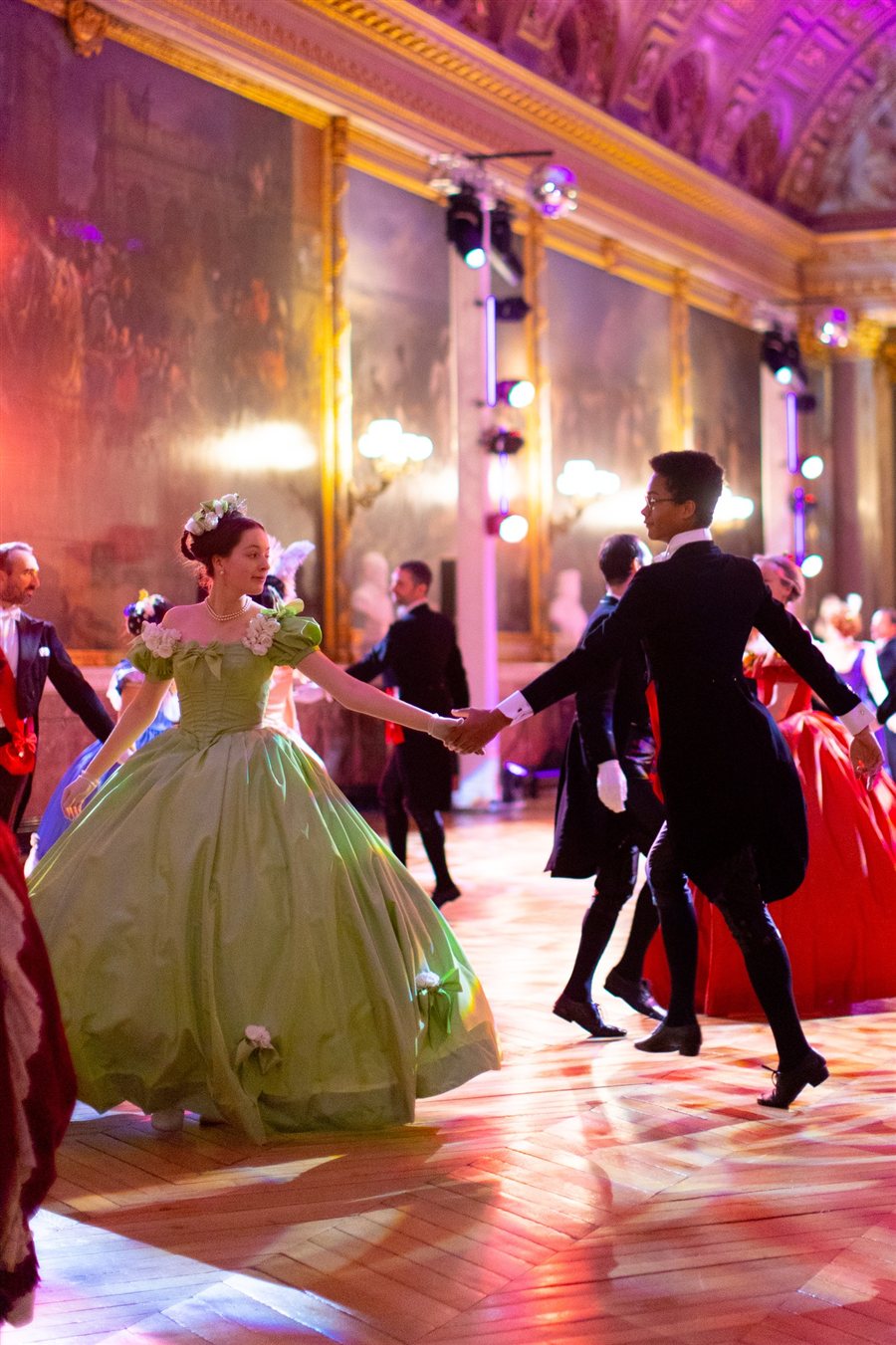 Un couple en costume danse au Bal du Siècle 2023 à Versailles